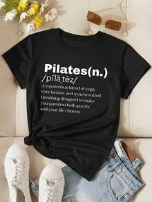 Camiseta deportiva para mujer de estilo moderno minimalista con patrón de letras, estampado de eslogan con letras de Pilates, manga corta para verano/otoño, ropa de vacaciones elegante, moda casual de vacaciones, top de Pilates holgado de ajuste holgado versátil y vintage para mujer - Negro - Ver 1