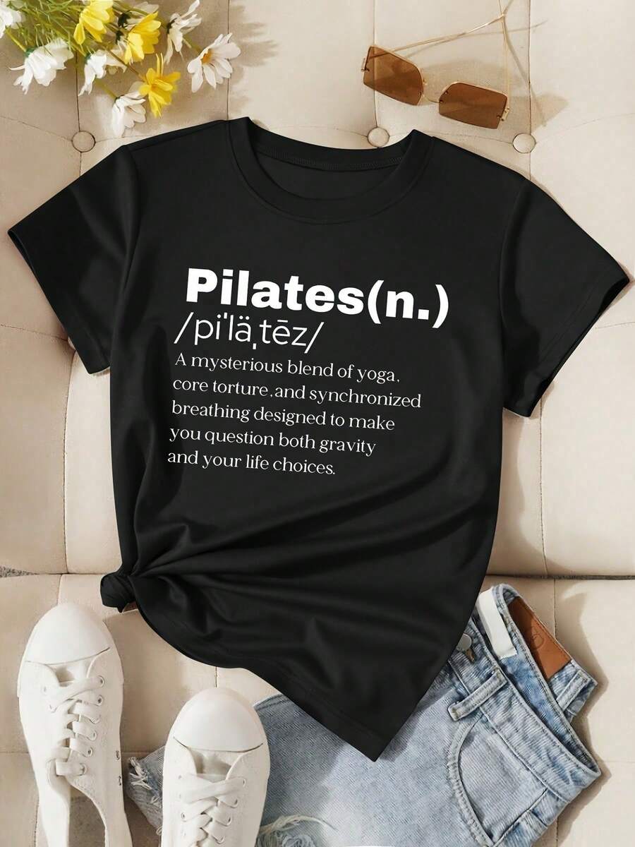 Camiseta deportiva para mujer de estilo moderno minimalista con patrón de letras, estampado de eslogan con letras de Pilates, manga corta para verano/otoño, ropa de vacaciones elegante, moda casual de vacaciones, top de Pilates holgado de ajuste holgado versátil y vintage para mujer - Negro - Ver 1
