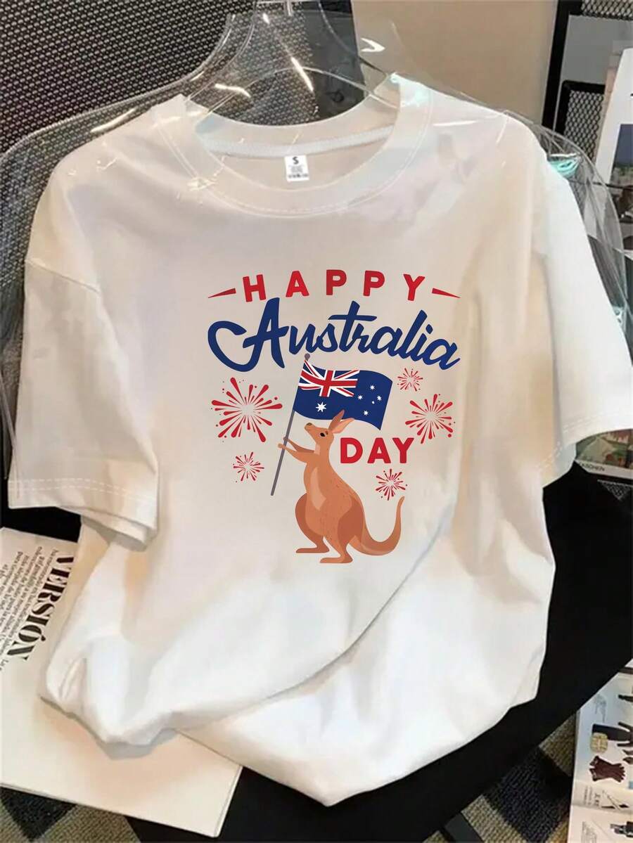 Camiseta de manga corta y cuello redondo para mujer con un canguro colgando la bandera australiana y un estampado de fuegos artificiales de fondo; apta para todas las estaciones. - Blanco - Ver 1