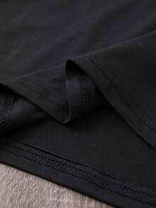 Una gama de camisetas de manga corta y cuello redondo para mujer con estampados de dispositivos médicos, aptas para todas las estaciones. - Negro - Ver 4
