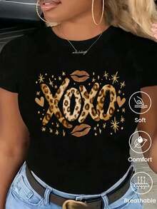 Camiseta negra ajustada de mujer, manga corta, cuello redondo, con estampado "XOXO" en leopardo con labios y estrellas, estilo casual chic y coqueto - Negro - Ver 1