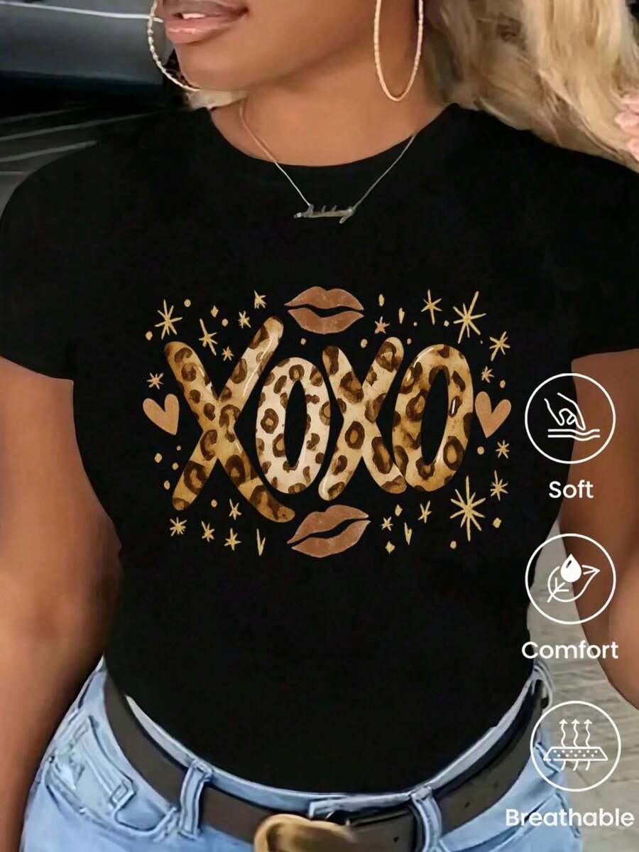 Camiseta negra ajustada de mujer, manga corta, cuello redondo, con estampado "XOXO" en leopardo con labios y estrellas, estilo casual chic y coqueto - Negro - Ver 1