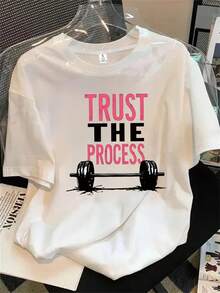 Una camiseta de manga corta y cuello redondo para mujer con un póster y las palabras "Confía, confía, confía" impresas, adecuada para todas las estaciones. - Blanco - Ver 1