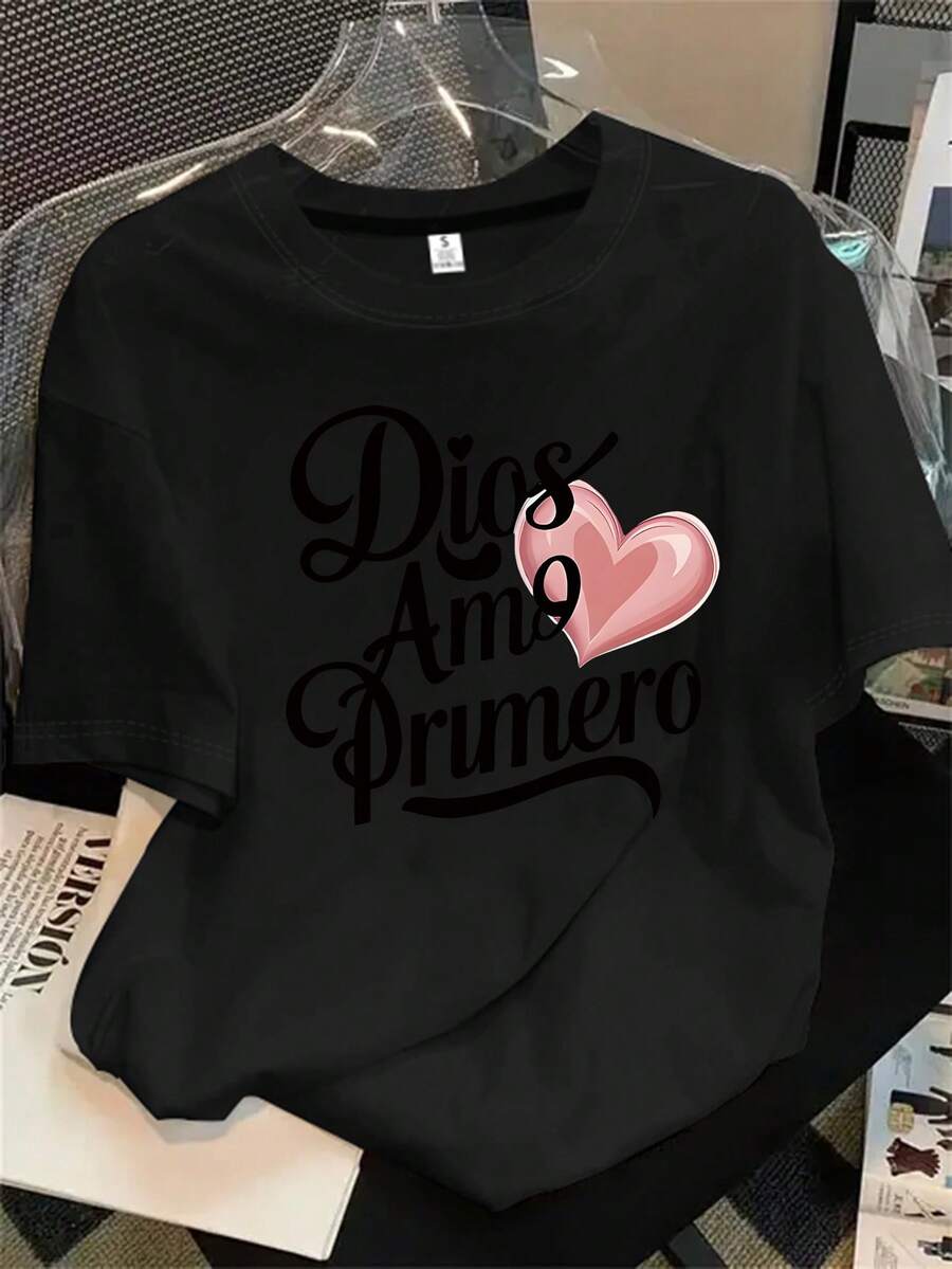 Top de mujer de cuello redondo y manga corta con estampado floral y de corazones rosas, ideal para todas las estaciones. - Negro - Ver 1