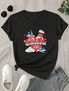 Camiseta de manga corta con cuello redondo para mujer, con un corazón rojo, pájaros volando a su alrededor y la letra de una canción de capilla estampada; ideal para todas las estaciones. - Negro - Ver 1