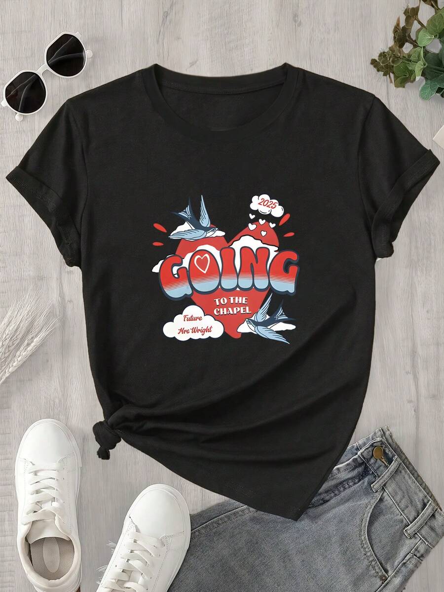 Camiseta de manga corta con cuello redondo para mujer, con un corazón rojo, pájaros volando a su alrededor y la letra de una canción de capilla estampada; ideal para todas las estaciones. - Negro - Ver 1