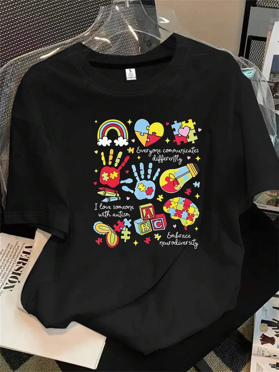 Top de mujer de manga corta y cuello redondo con estampado de retazos coloridos sobre fondo liso, apto para todas las estaciones. - Negro - Ver 1
