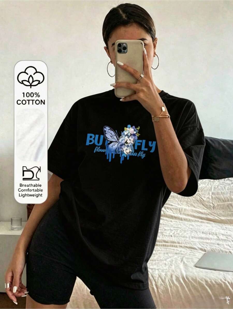 A Stylish And Elegant Black T-Shirt With A Versatile Blue Butterfly Print Design-Perfect For Everyday Wear, Campus Life, Beach Vacations, And Relaxing Moments At Home. - Schwarz - 查看 1