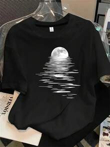 Top de mujer de manga corta y cuello redondo con diseño de luna llena y estampado de temática acuática, apto para todas las estaciones. - Negro - Ver 1