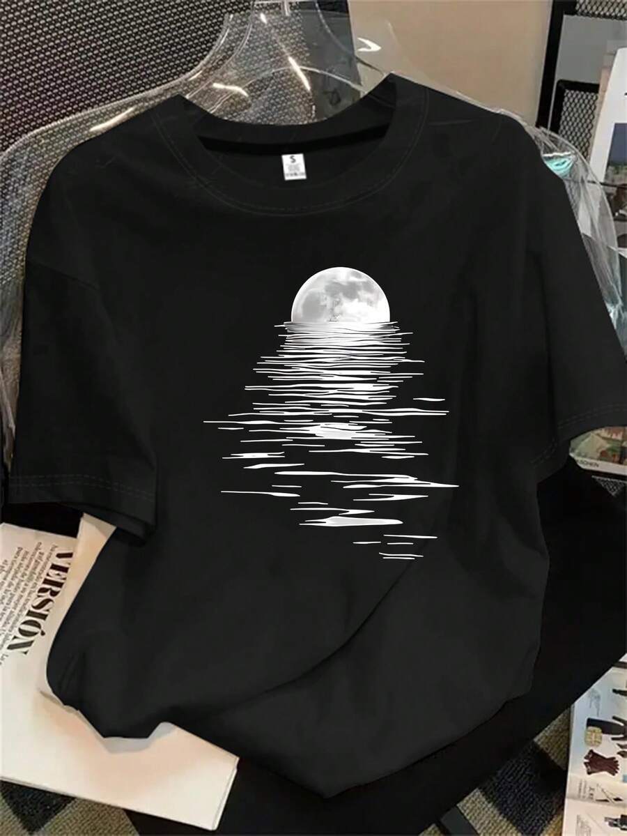 Top de mujer de manga corta y cuello redondo con diseño de luna llena y estampado de temática acuática, apto para todas las estaciones. - Negro - Ver 1