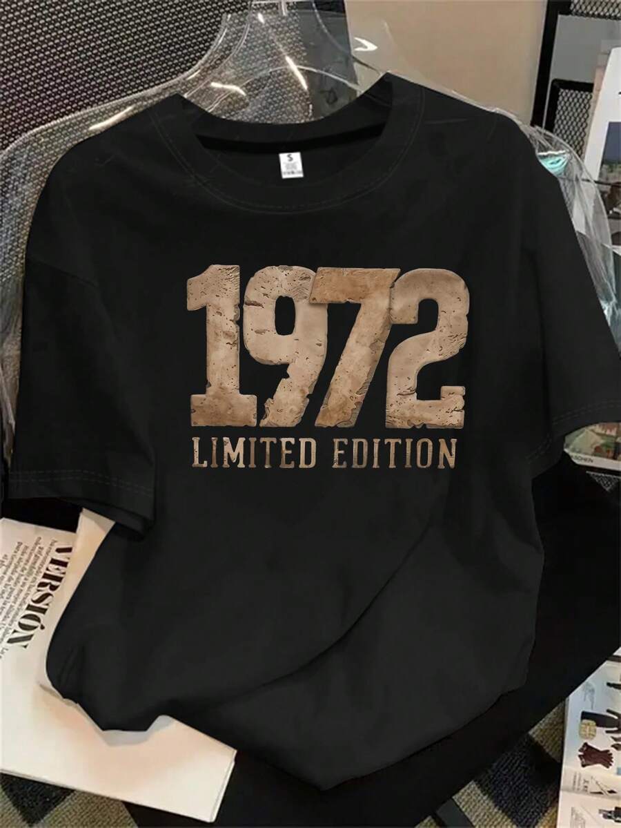 Camiseta de manga corta y cuello redondo para mujer con el logotipo de 1972 estampado sobre fondo blanco, apta para todas las estaciones. - Negro - Ver 1