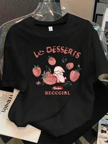 Top de mujer de manga corta y cuello redondo con estampado gráfico de fresas y un osito de peluche rodeado de fresas, apto para todas las estaciones. - Negro - View 1