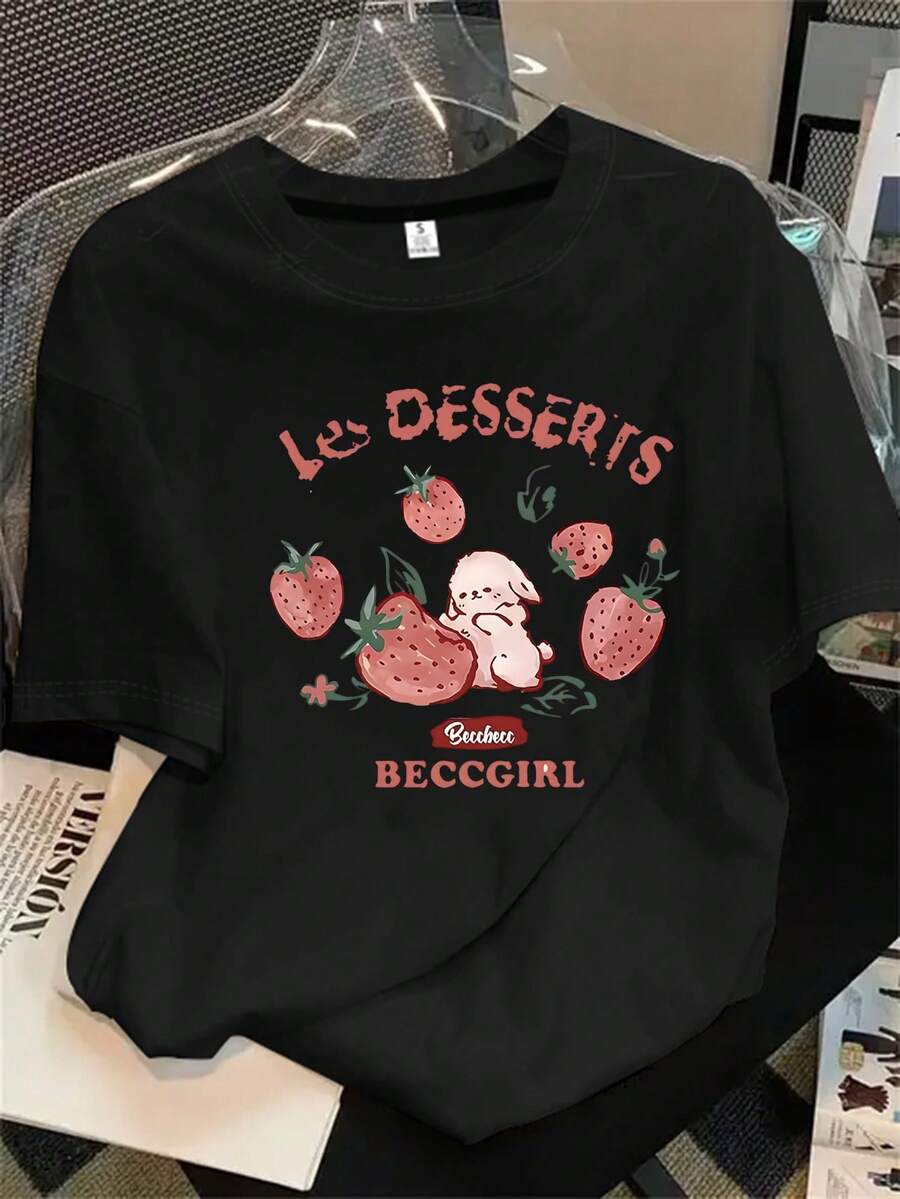 Top de mujer de manga corta y cuello redondo con estampado gráfico de fresas y un osito de peluche rodeado de fresas, apto para todas las estaciones. - Negro - View 1