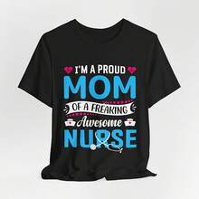 Proud Mom of a Freaking Awesome Nurse T-Shirt  Mom Nurse Tee - Negro - Ver 1