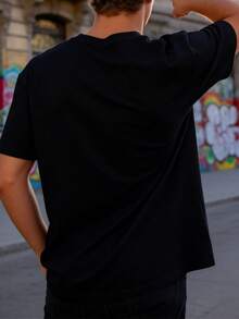 Men's Short-Sleeved T-Shirt With Maple Leaf Print And Canadian Landscapes. - 黑色 - 查看 2