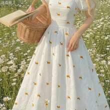 jianchaimaoyi02  MOD Vestido con manga abullonada, pliegues en el pecho, cintura fruncida y aplicación de flores rosas en la base - Blanco - Ver 1