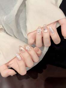 10片手工壓接式假指甲,裸粉色配3D花朵與銀色波浪,短橢圓形女性假指甲 - 粉色 - 查看 5