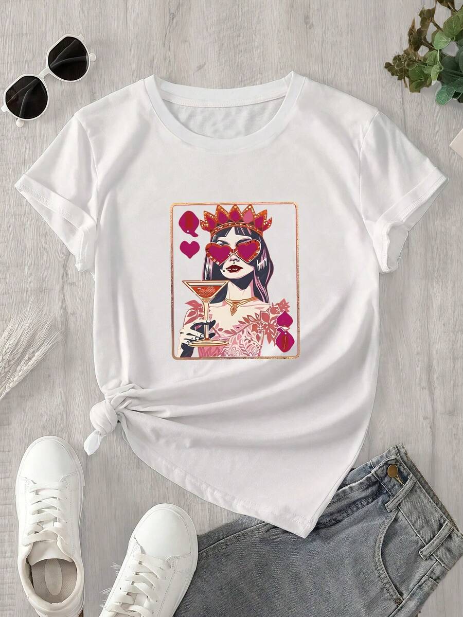Camiseta de manga corta y cuello redondo para mujer con la ilustración de una mujer sosteniendo una copa de martini, apta para todas las estaciones. - Blanco - Ver 1
