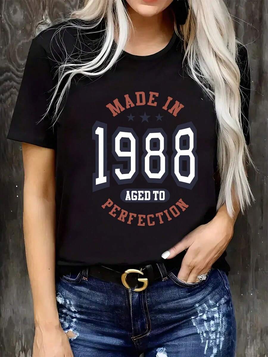 Camia Vintage de Mujer 1988 con Estampado Gráfico - Negra, Manga Corta y Cuello Redondo, Diseño "Made in 1988 Aged to Perfection", Tejido de Media Elasticidad, Lavable a Máquina, Ajuste Cómodo para Todas las Estaciones, Corte Relajado, Diseño Audaz, Fácil de Cuidar, Moda Activa Ideal como regalo, esta camiseta estampada es suave, transpirable y cómoda: perfecta para vacaciones, viajes y el uso diario, así como para la temporada de regreso a clases. blusas para mujer,playeras de mujer,blusas casuales para dama,blusas para mujer>ropa - Negro - Ver 1