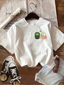 Minimalist. 100% Cotton. 1 Piece. Women's T-Shirt With Double-Sided Print, Cute Style, "YOU MEAN SO MATCHA" Print With Matcha Cup, Casual Summer Top With Short Sleeves And A Round Neck. Spring/Summer Top. - 白色 - 查看 3