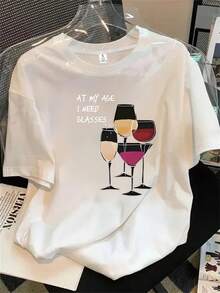 Top de mujer de manga corta y cuello redondo con estampado de dos copas de vino, apto para todas las estaciones. - Blanco - Ver 1