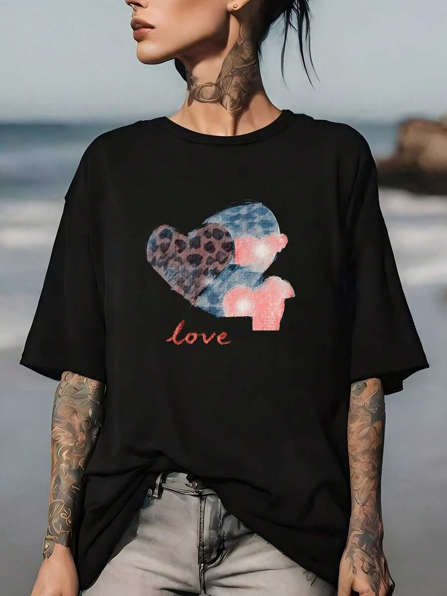 Camiseta de mujer de 180g con estampado de corazón y diseño de leopardo único de primera calidad - Ideal como regalo para familiares y amigos, para salidas de verano y actividades de team-building en la oficina - Diseño elegante, cómodo y llamativo - Camiseta casual de mujer de Velty, perfecta para las celebraciones del 4 de julio - Ecológica - Negro - Ver 1