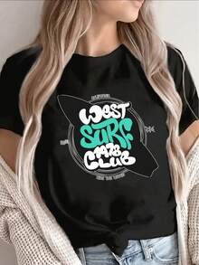 Women's Casual Short-Sleeved T-Shirt With A Surf Club Design, Black Background, And Eye-Catching Teal And White Lettering, Perfect For A Casual Summer Beach Look. 100% Cotton. Durable. - 黑色 - 查看 1