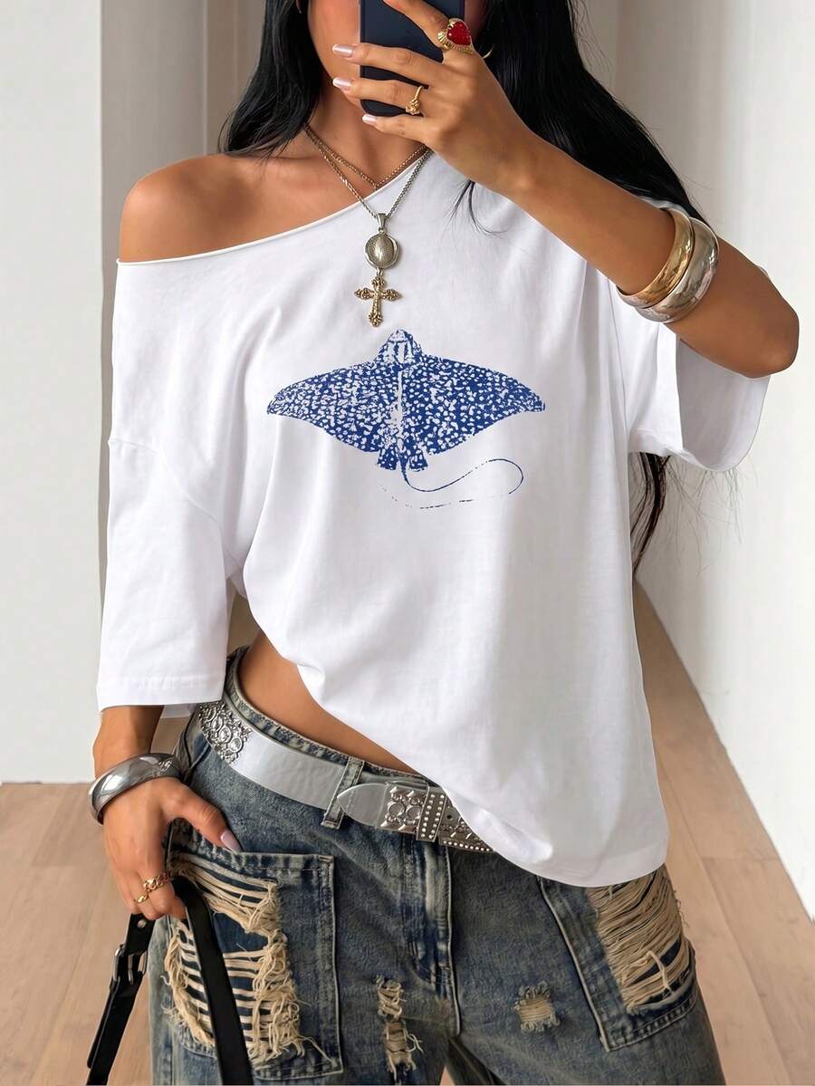 熱帶海洋魟魚圖案白色寬鬆不對稱肩T恤 - 度假、女性白色寬鬆T恤 - 藍色斑點魟魚印花休閒上衣 - 海灘風格夏季 - 白色 - 查看 1