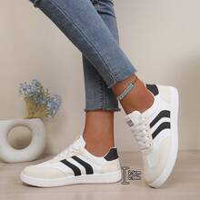 Nuevos zapatos casuales de moda para todas las estaciones con diseño de dos tonos y sin cordones, fabricados en material PU premium suave y cómodo, parte superior de ante con bloques de color clásicos, de moda y versátiles, cómodos, resistentes a la suciedad y duraderos, suela ligera, transpirable y antideslizante, adecuados para uso diario, ir al trabajo, citas, caminatas casuales, ir al trabajo y otras ocasiones, zapatillas deportivas casuales sin cordones para mujer - Blanco y negro - Ver 3