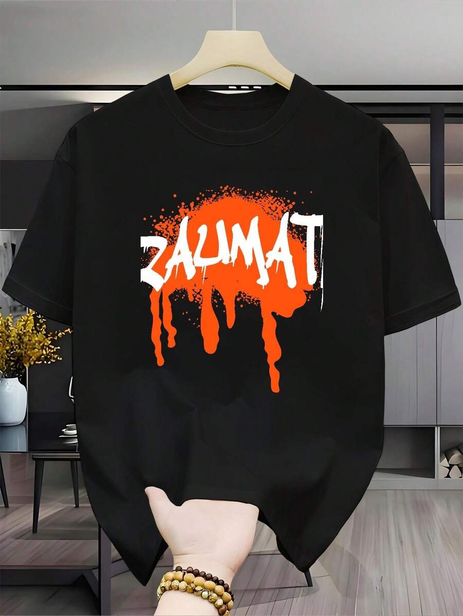 New Versatile And Stylish Men's Casual T-Shirt, 100% Cotton, With Short Sleeve Print, Black Base And Artistic Design With Orange Splashes, White Artistic Font Print, Loose Fit, Unisex (For Men And Women), Comfortable Material, For All Seasons, Perfect As A Holiday Or Birthday Gift. - 黑色 - 查看 1