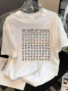 Camiseta de manga corta con cuello redondo para mujer, de fondo blanco, con corazones y palabras en rojo. Camiseta estampada con temática de los 100 días de clases, ideal para todas las estaciones. - Blanco - Ver 1