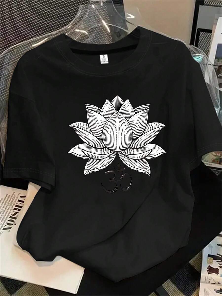 Top de mujer de manga corta y cuello redondo con diseño de flor de loto y un sutil estampado floral, ideal para todas las estaciones. - Negro - Ver 1