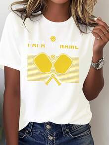 Camiseta de Mujer con Diseño de Pickleball - Lema "Papá es mi nombre, el pickleball es mi juego" con diseño de raqueta - Estilo 100% casual y cómodo - Estampado de raqueta y pelota - Adecuada para uso casual en todas las estaciones, ideal para entusiastas del pickleball - Lavable a máquina - Negra con letras amarillas - Perfecta para amantes de la raqueta - Corte holgado con estampado de raqueta y pelota - Tela suave y transpirable - Opción ideal para juegos de pickleball - 100% Algodón - Blanco - Ver 1