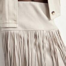 Maija Falda bohemia, elegante y versátil de estilo country music festival, con diseño de remiendo y flecos, de cintura media y cintura ceñida, de tela de gamuza negra, que estiliza y favorece la figura, ideal para vacaciones y eventos casuales. - Negro - Ver 7