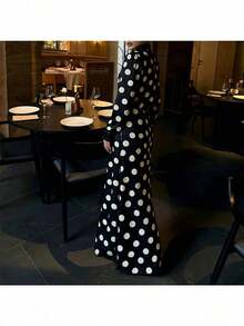 Elegante vestido largo negro de lunares para mujer, con escote en V y silueta fluida, perfecto para fiestas o para ocasiones especiales. - Negro - Ver 2