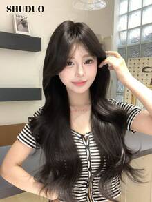 alicegarden Wig sintetis sepanjang 28 inci dengan gaya bergelombang alami berwarna hitam yang menawan. Desain belahan tengah, wig palsu ini sangat cocok untuk penggunaan sehari-hari wanita, menawarkan wig alami dan tahan lama sebagai hadiah untuk para wanita. (Tidak termasuk aksesoris) - Hitam - View 4
