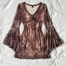 Yunuo Menswear  Vestido corto de mujer con cuello en V, estampado floral retro, manga larga, bajo asimétrico y detalle de volantes, de tejido de malla de punto - Morado - Ver 10