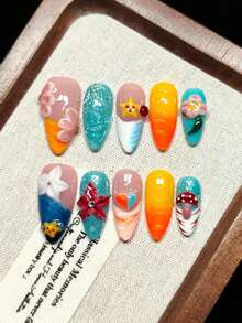 Vernis à ongles à presser fait main en rose nude avec des bords français orange, bleu et blanc, des fleurs gravées 3D rose et blanc, des étoiles de mer en relief, des formes de cœur et des motifs de champignons rouges, des paillettes argentées, des perles dorées et blanches, et des diamants scintillants. Ongles - Multicolore - Voir 4