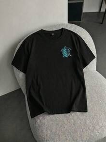 Plus Size Men's Beach Vacation Style Turtle Print T-Shirt, Regular Casual Ocean Theme Short Sleeve Top, Streetwear, Youthful, Minimalist, Campus, Retro, Versatile, Textured, Elegant, Personalized, Sports - Black - View 4