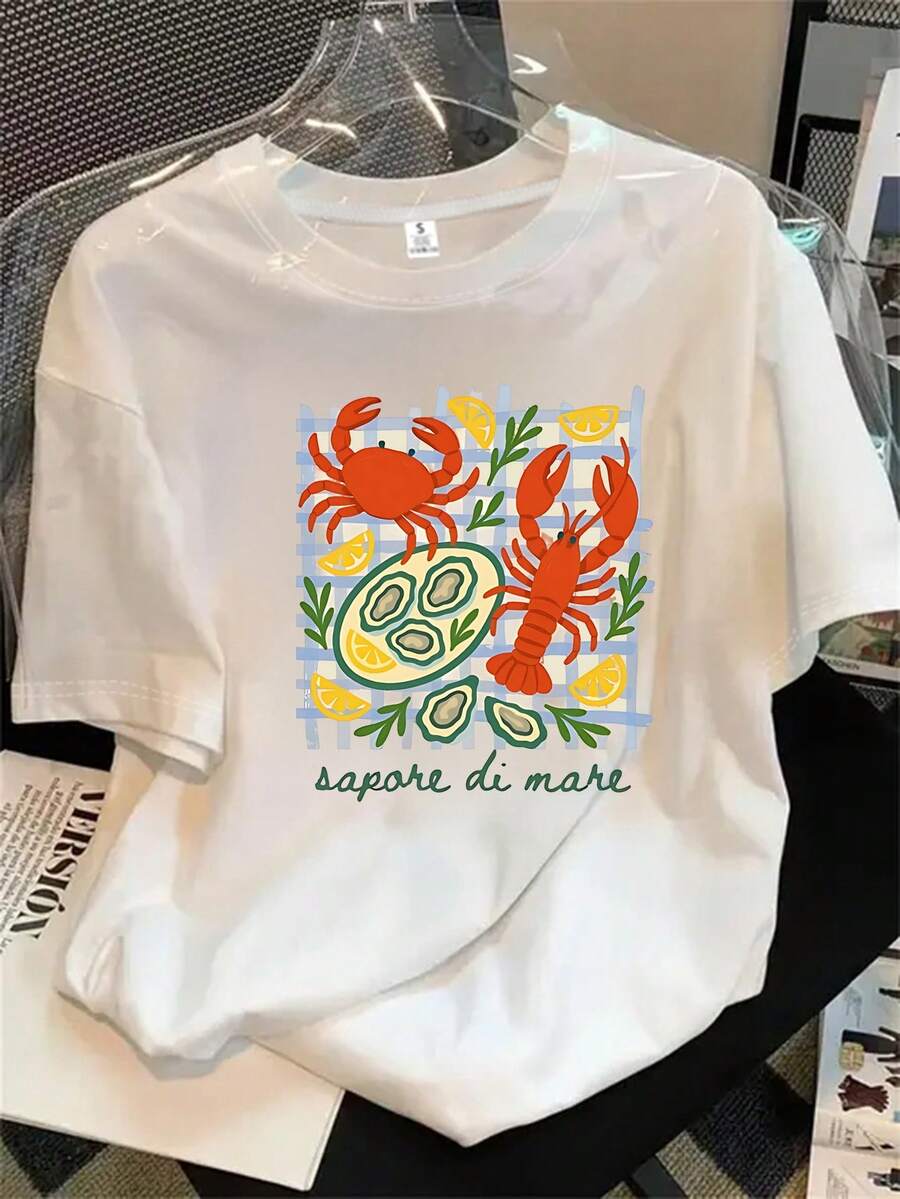 Camiseta de manga corta y cuello redondo para mujer con estampado de dos cangrejos sobre una mesa y un limón con una rodaja de limón, apta para todas las estaciones. - Blanco - Ver 1