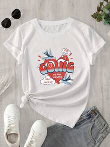 Camiseta de manga corta con cuello redondo para mujer, con un corazón rojo, pájaros volando a su alrededor y la letra de una canción de capilla estampada; ideal para todas las estaciones. - Blanco - Ver 1