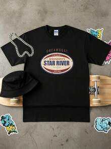 <Dreamboat Lackey Serendipity Star River>> And An Oval Emblem In Shades Of Red, Blue, And White. Men's T-Shirt, Ideal For Everyday Wear, Leisure, Urban Fashion, Music Festivals, And Skateboarding. - 黑色 - 查看 2