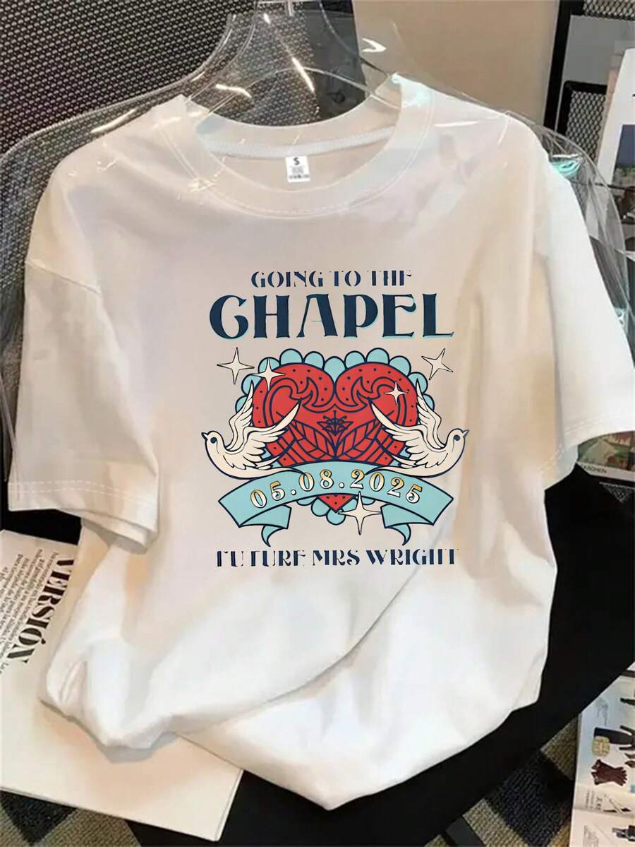 Camiseta de manga corta con cuello redondo para mujer, con estampado del logo de dos manos sosteniendo un corazón camino a la iglesia, apta para todas las estaciones. - Blanco - Ver 1