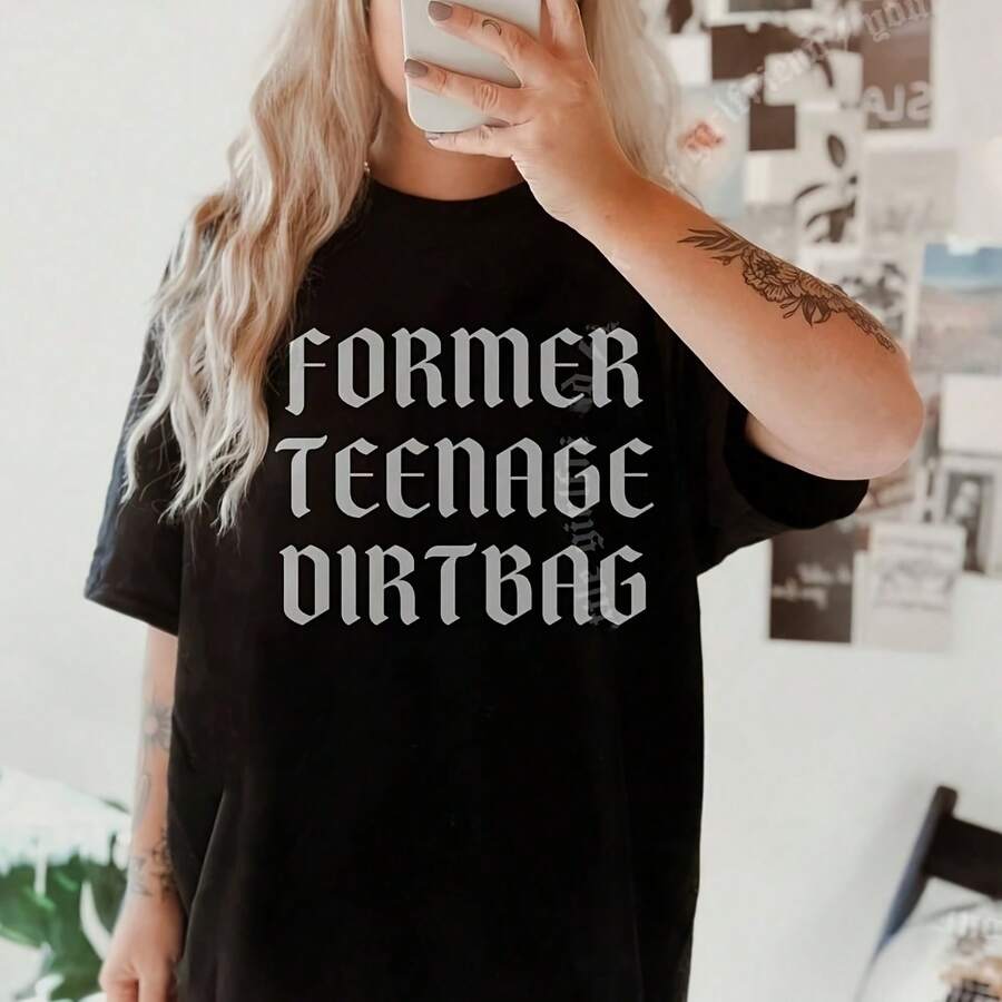 Oversized Former Teenage Dirtbag, Elder Emo Mom Club Shirt, Alternat Mom, Gift For Emo Mom, Elder Emo Shirt, Elder Emo Gif, It Wasnt A Phase - Negro - Ver 1