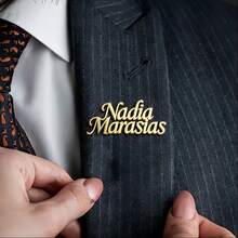 個性化客製化姓名襟章，不鏽鋼鍍金雕刻姓名胸針，可客製化西裝針，適用於畢業、商務與正式場合，個性化不鏽鋼胸針，客製化西裝針禮物，送給爸爸、新郎、畢業生與專業男性，畢業與正式場合西裝針 - 彩色 - 查看 4
