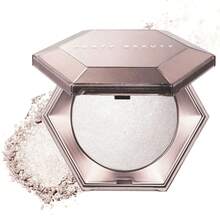 Fenty Beauty By Rihanna Diamond Bomb 全臉鑽石亮澤面霜 #How Many Carats?! (純鉑金閃耀) 8g/0.28 Oz | 極細閃亮面霜高光，讓肌膚呈現鑽石粉末般令人驚艷的閃耀光芒 | 融於肌膚 - How Many Carats?! - 8g - 查看 3