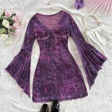 Yunuo Menswear  Vestido corto de mujer con cuello en V, estampado floral retro, manga larga, bajo asimétrico y detalle de volantes, de tejido de malla de punto - Morado - Ver 1