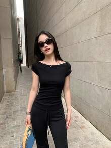 衣櫥愛用款女款露肩夏季短袖T恤，船領修身設計，優雅黑色針織上衣，休閒隨性風格 - 黑色 - 查看 2