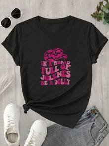 Una camisa de manga corta con cuello redondo para mujer, combinada con un sombrero de mezclilla rosa y una camisa estampada de manga corta, apta para todas las estaciones. - Negro - Ver 1