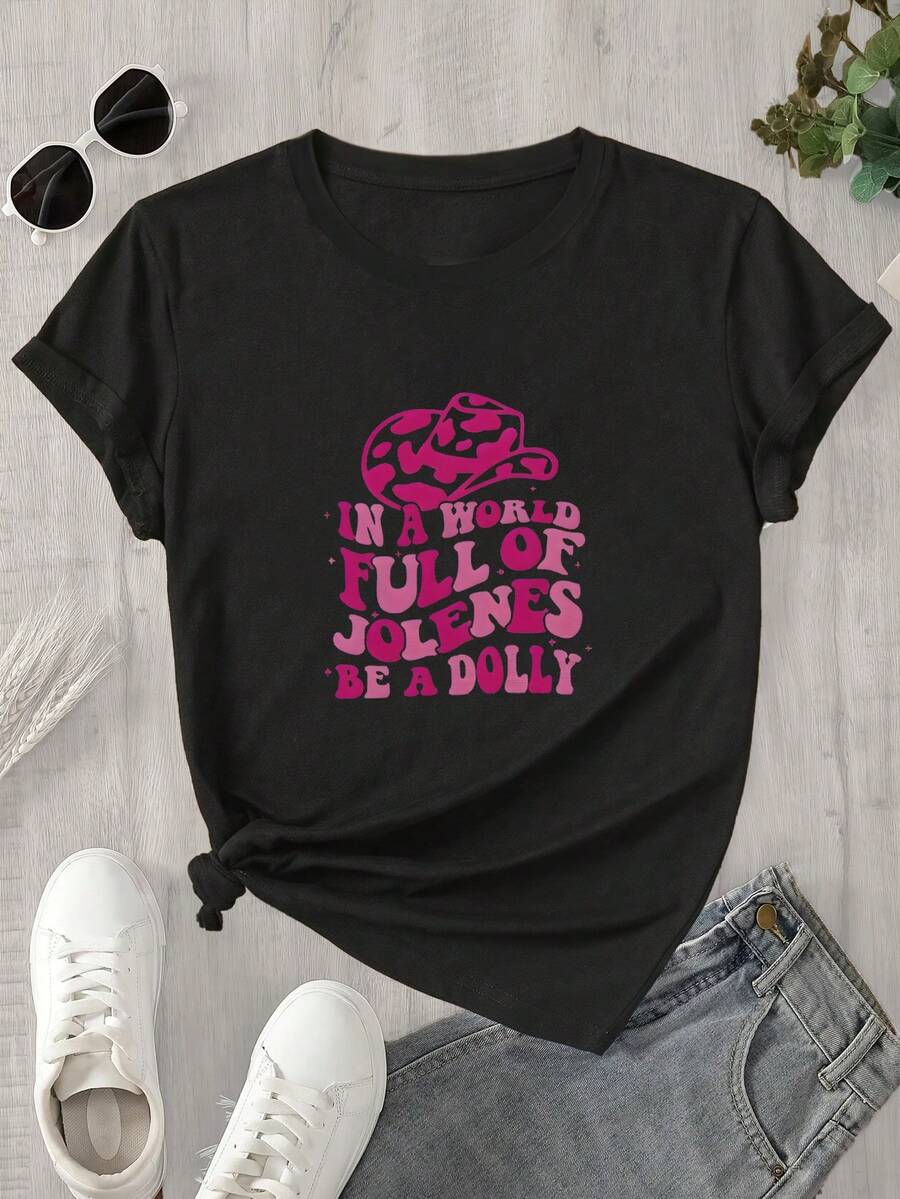 Una camisa de manga corta con cuello redondo para mujer, combinada con un sombrero de mezclilla rosa y una camisa estampada de manga corta, apta para todas las estaciones. - Negro - Ver 1
